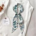 Détail d'un foulard étroit en soie avec imprimé lettre N bleue et motifs de vagues - Vague Dessinée Main Bleu Blanc Lettre N (LK32-N)