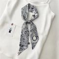 Vue détaillée d'un foulard en soie vintage noué sur un débardeur en soie élégant - Nature Rétro Crème (LK32-O)