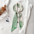 Détail du foulard en soie avec lettre P et imprimé vintage sur un haut blanc - Rétro Vert Foncé Crème Lettre P (LK32-P)
