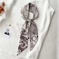 Détail d'un foulard étroit beige avec lettre Q brune et imprimé céleste sur un haut satin - Illustration Rétro Café Foncé Lettre Q (LK32-Q)