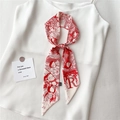 Détail d'un foulard étroit rouge et blanc avec illustration classique et lettre R dessus - Illustration Classique Rouge Blanc Lettre R (LK32-R)