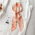 Détail d'un foulard en soie avec lettre S orange et imprimé tropical sur tissu blanc - Plante Tropicale Orange Blanc Lettre S (LK32-S)