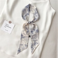 Vue détaillée du foulard Twilly bleu et blanc avec imprimé allégorique et étiquette d'entretien - Fable Classique Bleu Blanc Lettre T (LK32-T)