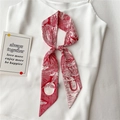 Détail d'un foulard étroit en soie Toile de Jouy rouge noué en nœud sur un haut - Illustration Chinoiserie Rouge Blanc Lettre U (LK32-U)