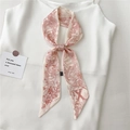 Dettaglio ravvicinato di una sciarpa di seta rosa floreale annodata a fiocco - Illustrazione d'Arte Rosa Bianco (LK32-X)