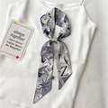 Dettaglio di un foulard sottile in seta con stampa lettera Z annodato a una camicia - Leone Nero Blu Lettera Z (LK32-Z)