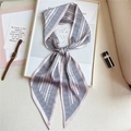 Sciarpa di seta rosa con motivi geometrici presentata in un elegante stile di vita - Motivo rosa e blu navy (LE-32)