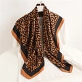 Foulard quadrato in seta con stampa geometrica arancione e nera da donna - 90x90cm / Logo Grande Nero Giallo
