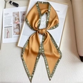 Elegante foulard in seta giallo senape con motivi floreali su sfondo di cornice bianca - Giallo Zenzero