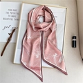 Élégante écharpe rose en soie avec motifs floraux blancs sur un cadre de décoration - 147x14cm / Vieux Rose (LE-1 Vieux Rose)