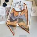 Detail van een chique zijden sjaal met abstract bergmotief en oranje afgewerkte rand - 147x14cm / Geelbruin (LE-8 Geelbruin)