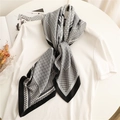 Sciarpa classica in seta con motivo pied de poule e dettagli geometrici su t-shirt - Bordo Nero Grigio