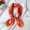 Französisches Retro Seidentuch in Orange mit Paisley-Muster auf weißem Satinkleid - Orange