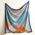 Dettaglio di elegante foulard di seta con motivi geometrici blu e arancioni - 90*90cm / Bordo Blu Navy Patchwork (FN12-3)