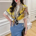 Elegante foulard quadrato in seta 110cm con stampa floreale gialla e nera a scialle - Barocco Floreale Giallo Brillante (FE39-1)