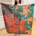 Foulard di seta quadrato con stampa koi retrò in arancione vivace e verde scuro - Pittura a Inchiostro Peonia Koi Arancione (FE39-2)