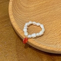 Detailansicht eines Barockperlenrings mit einem leuchtend orangefarbenen Tropfen-Edelstein - Roter Zirkonia Süßwasserperlenring