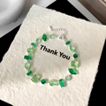Detalle de cristales verdes en cadena plateada con cierre de langosta ajustable - Pulsera Chapada en Plata con Circonita Verde Fresca