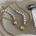 Vista macro detallada de collares de perlas de estilo francés con colgantes de corazón - Collar con Colgante de Corazón de Empalme de Perlas de Imitación