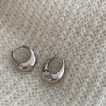 Détail de boucles d'oreilles créoles ovales argentées sur tricot au fini poli miroir - Créoles Lisses Moyennes / Argenté