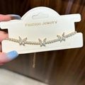 Dettaglio del bracciale a farfalla dorato con pietre in zirconia cubica incastonate - Bracciale farfalla d'oro