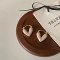 Dettaglio degli orecchini a cuore nude con chiusura dorata su un vassoio di legno - Fibbia per Orecchio a Cuore in Smalto / Color Tè al Latte