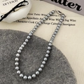 Detalle de elegantes perlas grises con un cierre de corazón plateado muy sofisticado - Perla Gris de 8mm (40cm)