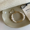 Dettaglio del bracciale di perle con inserti in metallo dorato e chiusura regolabile - Bracciale di Perle a Dimensione Gradiente