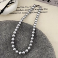 Detalle macro de collar de perlas gris plata con brillo metálico y cierre plateado - Perla Gris de 10mm (40cm)