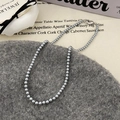 Primer plano del collar de perlas gris oscuro minimalista con cierre metálico elegante - Perla Gris de 4mm (40cm)