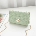 Kleine mintgroene crossbodytas met textuur, goudkleurige ketting en slot voor dames - Lichtgroen