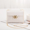 Borsa a tracolla bianca con trama a lucertola, fibbia dorata e tracolla a catena - Bianco