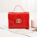 Borsa a tracolla rossa con trama a pelle di lucertola e fibbia a doppi anelli d'oro - Rosso