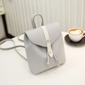 Mini zaino in pelle PU grigio chiaro con cinturini bianchi e fibbia circolare in metallo - Grigio chiaro
