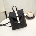 Mini zaino in pelle PU nera con finiture bianche e fibbia dorata su un tavolo bianco - Nero