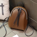 Mini zaino vintage marrone caramello con doppia cerniera e spalline sottili in pelle - Marrone