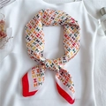 Eleganter Seidenschal mit buntem H-Muster und rotem Rand auf weißem Stoff - 70x70cm / Beige Rote Kante