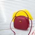 Elegante borsa rotonda bordeaux con decorazione a ape dorata e tracolla sottile - Rosso