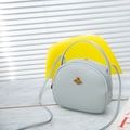 Piccola borsa a tracolla celeste con logo ape dorata e raffinata trama in pelle - Grigio chiaro