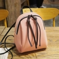 Mini zaino minimalista in pelle rosa con cordoncini marroni e spallacci regolabili - Rosa