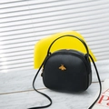 Elegante borsa a tracolla semitonda nera con ape dorata e chiusura a cerniera - Nero