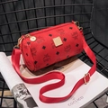 Rode cilindervormige crossbodytas met monogramprint en gouden metalen accenten - Rood