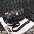 Zwarte cilindervormige crossbodytas met letterprint en nylon schouderband - Zwart