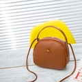 Sac bandoulière demi-lune en cuir marron avec motif abeille dorée sur table - Marron