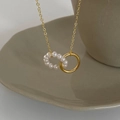 Elegante vergoldete Halskette mit verschlungenen Doppelringen und weißen Perlen am Becher - Gold Doppelring Perle