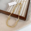 Dettaglio della collana di perle a doppio strato con barre dorate e chiusura a moschettone - Collana di Perle Intrecciata a Doppio Strato