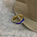 Detailaufnahme des vergoldeten Vintage-Rings mit blauer Emaille auf Keramiktasse - Blau