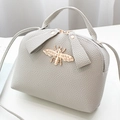 Borsa a tracolla grigio chiaro in pelle con decorazione di ape dorata - Grigio chiaro