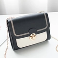 Chique zwart-witte crossbody tas met gouden tarwemotief en gouden ketting - Zwart