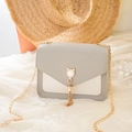 Borsa a tracolla quadrata chic grigio e bianco con nappa e orecchie di gatto - Grigio chiaro